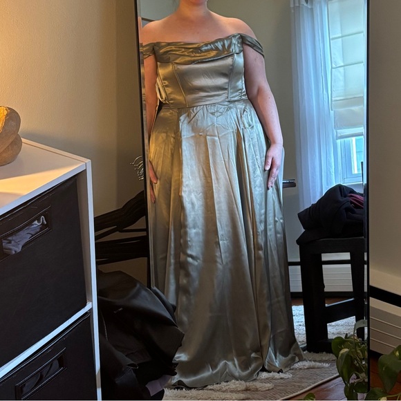 David’s Bridal Eucalyptus Galina Signature Dress size 18 - Picture 8 of 8